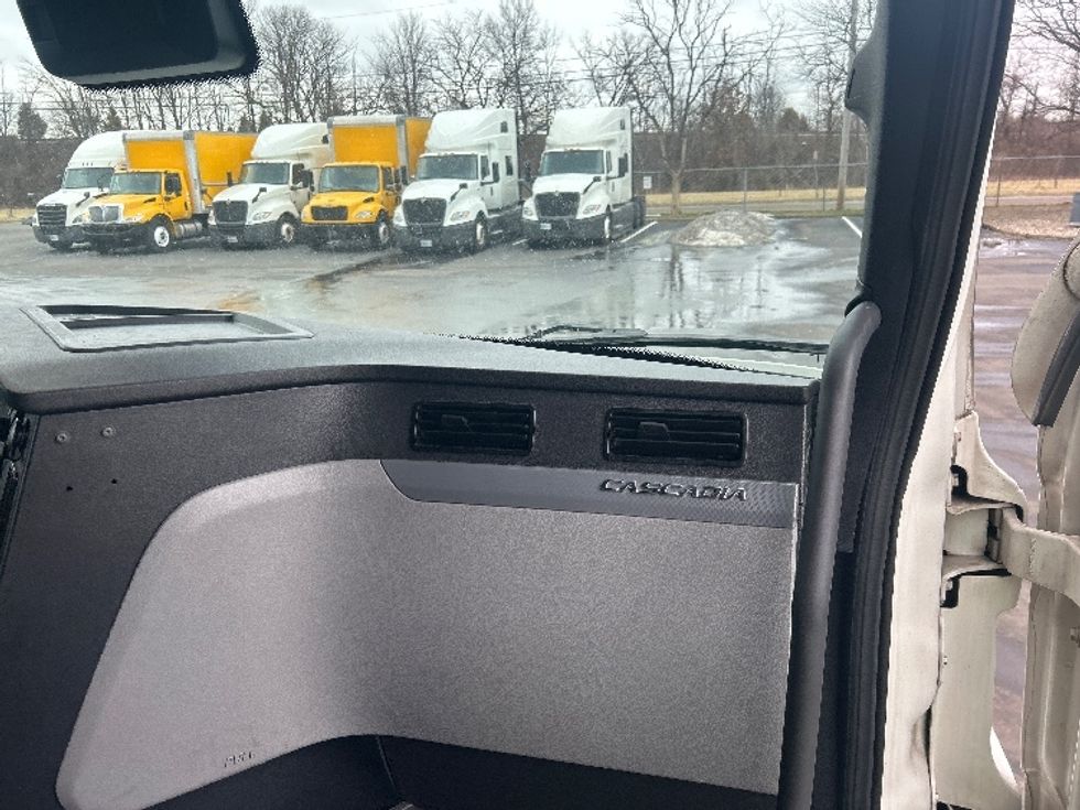 Sleeper Tractor-Heavy Duty Tractors-Freightliner-2022-T12664ST-Louisville-KY-576,662\n\t\tmiles-$ 57,500 - Image 14