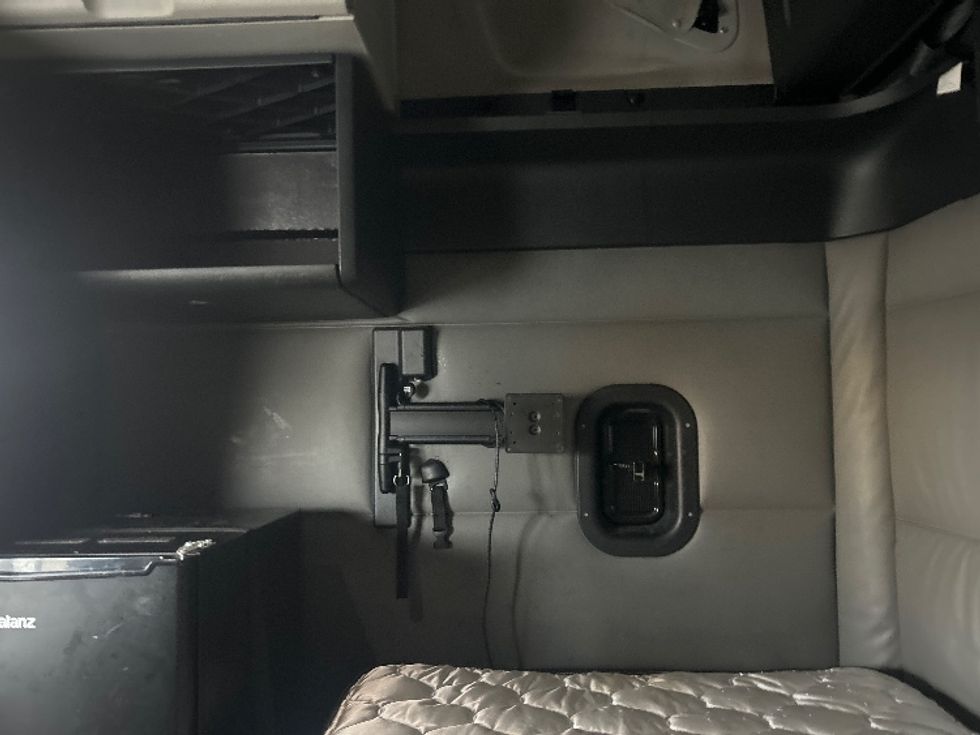 Sleeper Tractor-Heavy Duty Tractors-Freightliner-2022-T12664ST-Louisville-KY-576,662\n\t\tmiles-$ 57,500 - Image 16