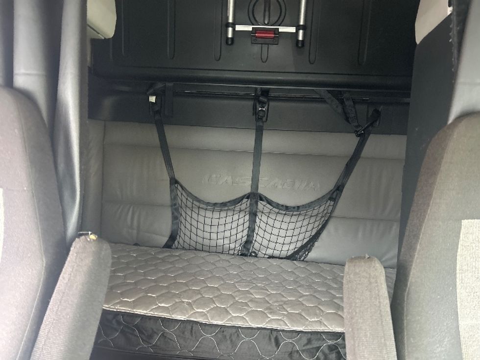 Sleeper Tractor-Heavy Duty Tractors-Freightliner-2022-T12664ST-Louisville-KY-576,662\n\t\tmiles-$ 57,500 - Image 17