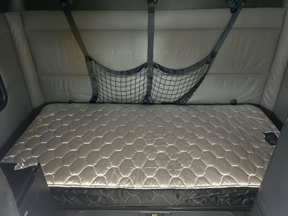 Sleeper Tractor-Heavy Duty Tractors-Freightliner-2022-T12664ST-Louisville-KY-576,662\n\t\tmiles-$ 57,500 - Image 18