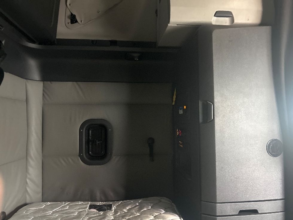 Sleeper Tractor-Heavy Duty Tractors-Freightliner-2022-T12664ST-Louisville-KY-576,662\n\t\tmiles-$ 57,500 - Image 19