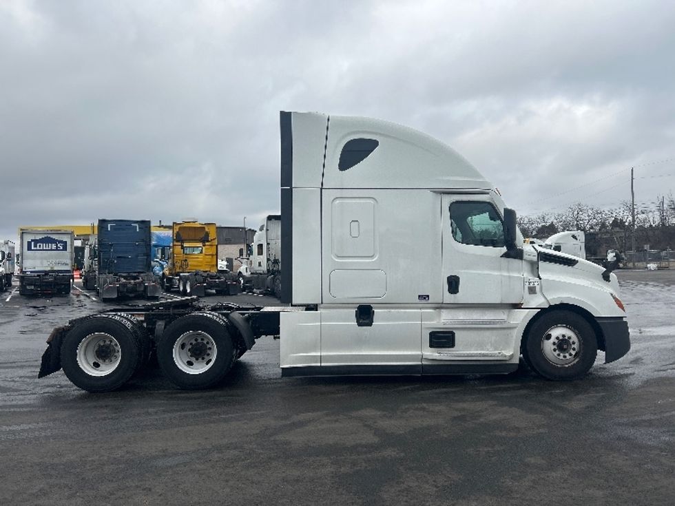 Sleeper Tractor-Heavy Duty Tractors-Freightliner-2022-T12664ST-Louisville-KY-576,662\n\t\tmiles-$ 57,500 - Image 8
