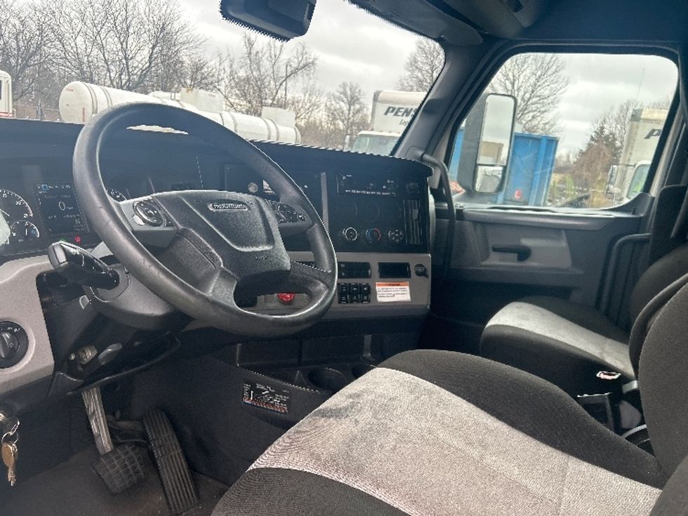 Sleeper Tractor-Heavy Duty Tractors-Freightliner-2022-T12664ST-Louisville-KY-595,095\n\t\tmiles-$ 55,750 - Image 10