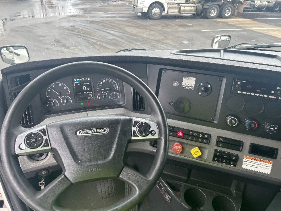 Sleeper Tractor-Heavy Duty Tractors-Freightliner-2022-T12664ST-Louisville-KY-595,095\n\t\tmiles-$ 55,750 - Image 11