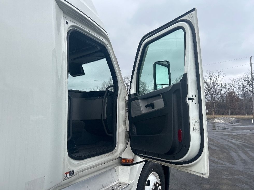 Sleeper Tractor-Heavy Duty Tractors-Freightliner-2022-T12664ST-Louisville-KY-595,095\n\t\tmiles-$ 55,750 - Image 13