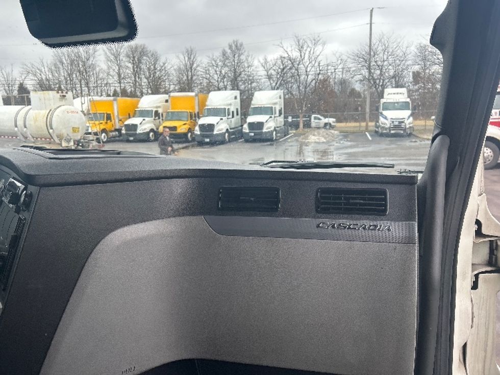 Sleeper Tractor-Heavy Duty Tractors-Freightliner-2022-T12664ST-Louisville-KY-595,095\n\t\tmiles-$ 55,750 - Image 14