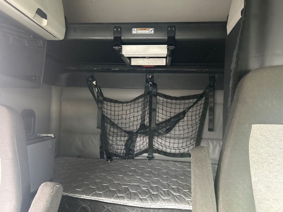 Sleeper Tractor-Heavy Duty Tractors-Freightliner-2022-T12664ST-Louisville-KY-595,095\n\t\tmiles-$ 55,750 - Image 16