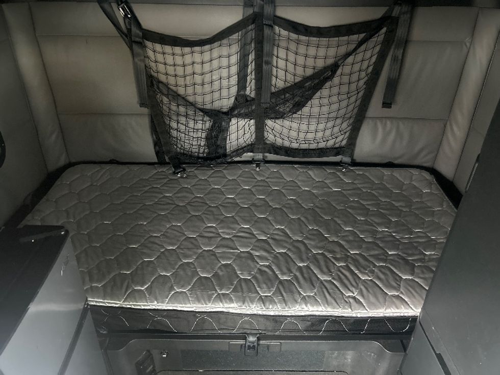 Sleeper Tractor-Heavy Duty Tractors-Freightliner-2022-T12664ST-Louisville-KY-595,095\n\t\tmiles-$ 55,750 - Image 17