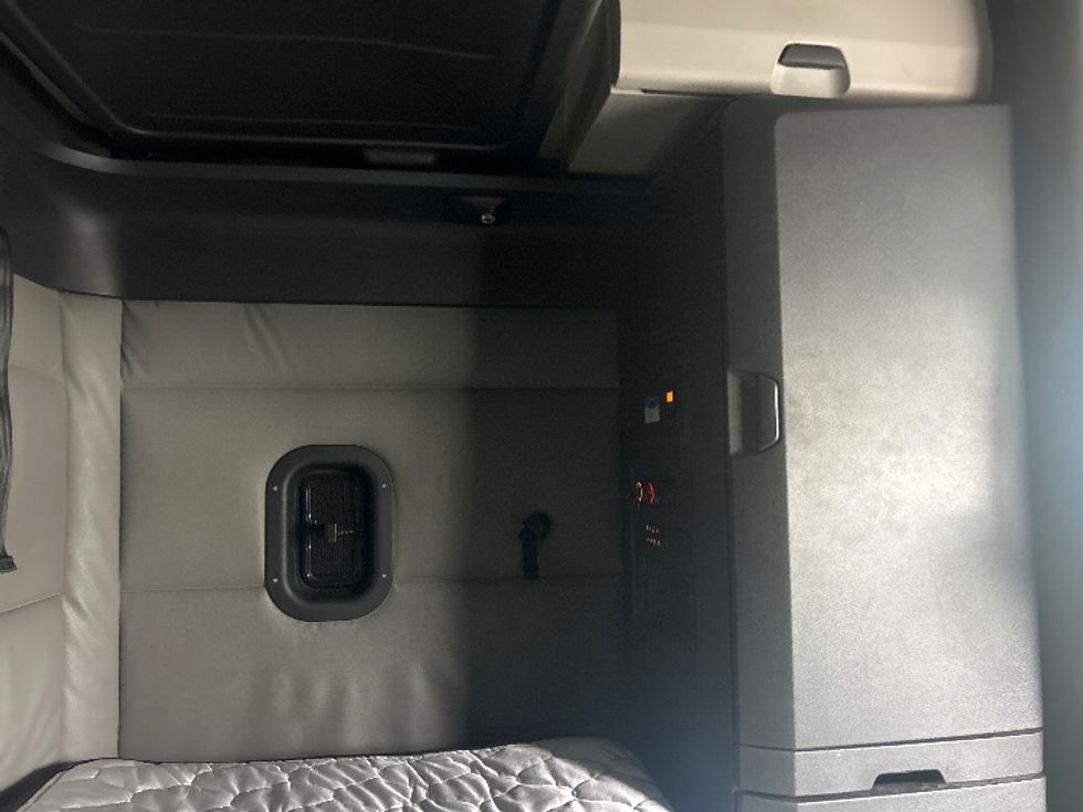 Sleeper Tractor-Heavy Duty Tractors-Freightliner-2022-T12664ST-Louisville-KY-595,095\n\t\tmiles-$ 55,750 - Image 18