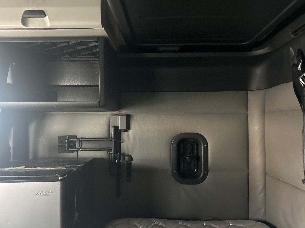 Sleeper Tractor-Heavy Duty Tractors-Freightliner-2022-T12664ST-Louisville-KY-595,095\n\t\tmiles-$ 55,750 - Image 19