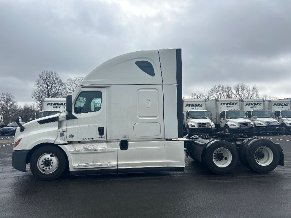 Sleeper Tractor-Heavy Duty Tractors-Freightliner-2022-T12664ST-Louisville-KY-595,095\n\t\tmiles-$ 55,750 - Image 4