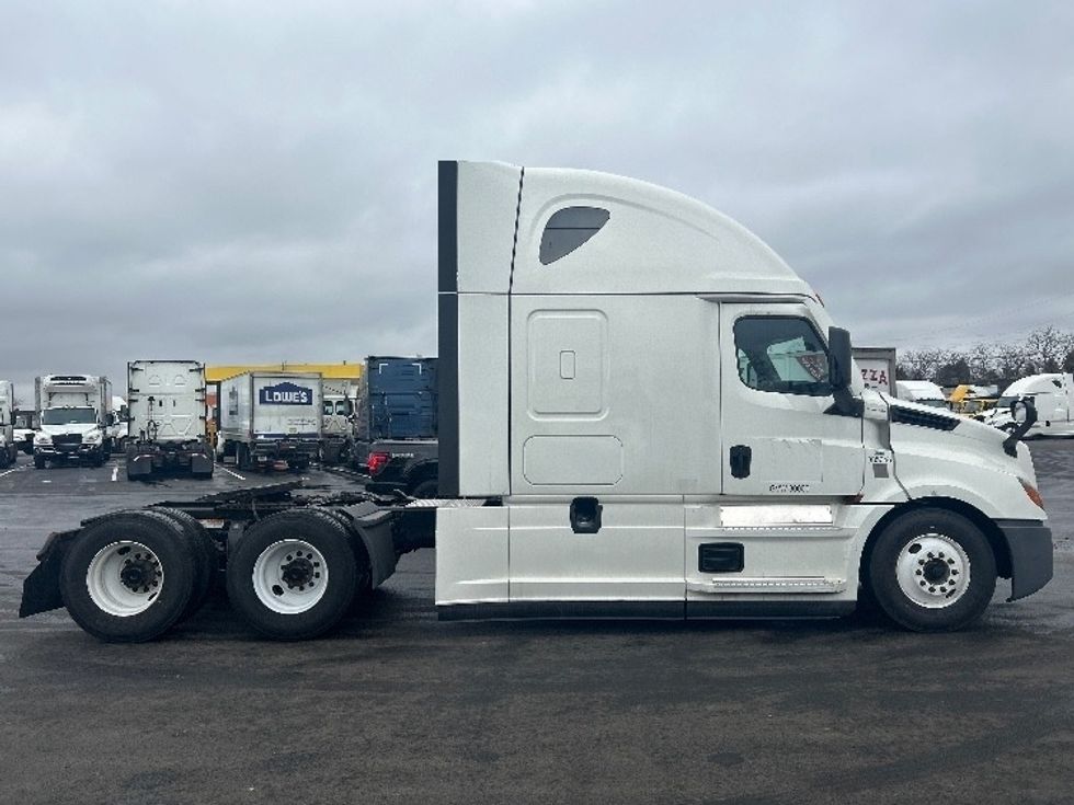 Sleeper Tractor-Heavy Duty Tractors-Freightliner-2022-T12664ST-Louisville-KY-595,095\n\t\tmiles-$ 55,750 - Image 8