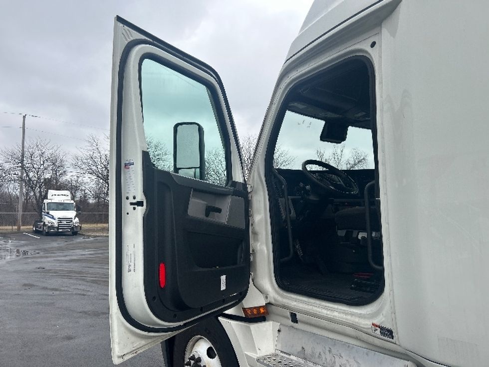 Sleeper Tractor-Heavy Duty Tractors-Freightliner-2022-T12664ST-Louisville-KY-595,095\n\t\tmiles-$ 55,750 - Image 9