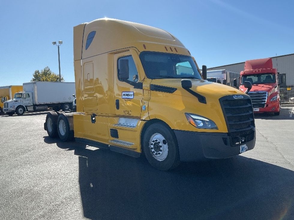 Sleeper Tractor-Heavy Duty Tractors-Freightliner-2022-T12664ST-Louisville-KY-619,340\n\t\tmiles-$ 55,000 - Image 1