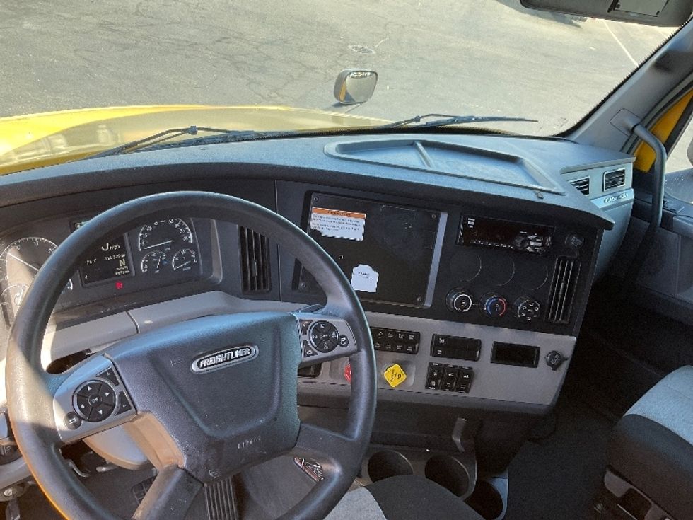 Sleeper Tractor-Heavy Duty Tractors-Freightliner-2022-T12664ST-Louisville-KY-619,340\n\t\tmiles-$ 55,000 - Image 11
