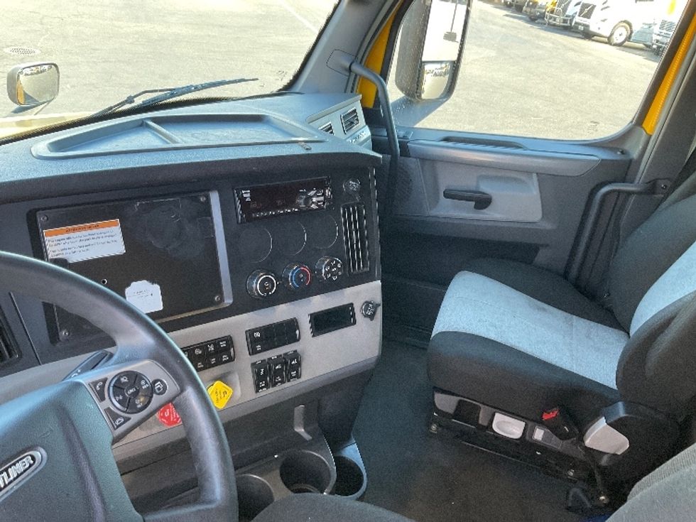 Sleeper Tractor-Heavy Duty Tractors-Freightliner-2022-T12664ST-Louisville-KY-619,340\n\t\tmiles-$ 55,000 - Image 12