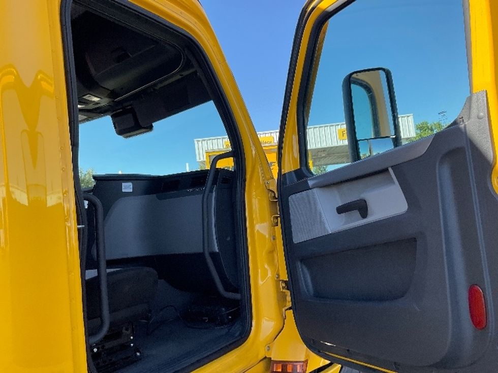 Sleeper Tractor-Heavy Duty Tractors-Freightliner-2022-T12664ST-Louisville-KY-619,340\n\t\tmiles-$ 55,000 - Image 13