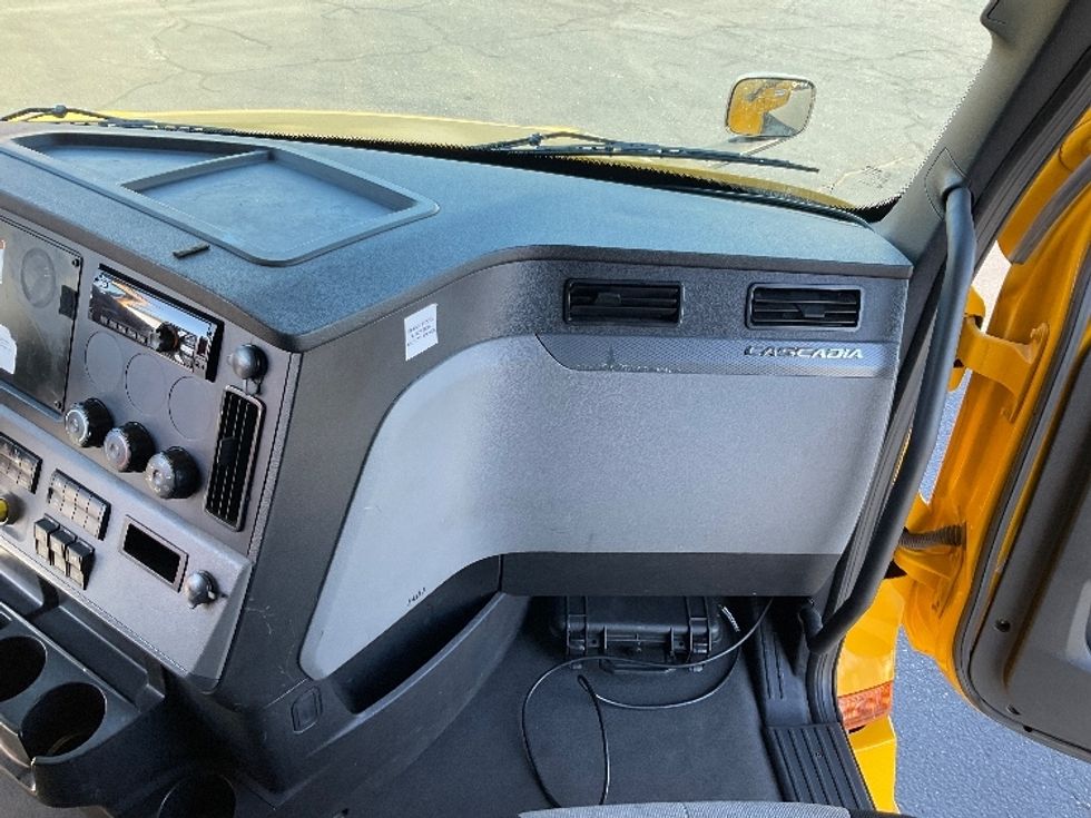 Sleeper Tractor-Heavy Duty Tractors-Freightliner-2022-T12664ST-Louisville-KY-619,340\n\t\tmiles-$ 55,000 - Image 14