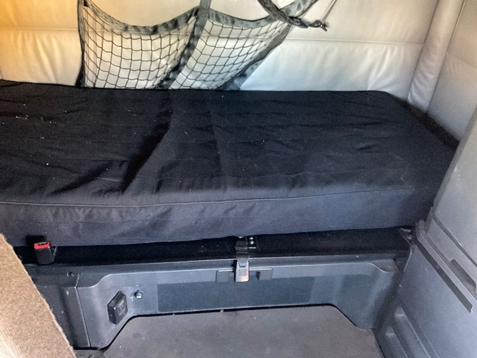 Sleeper Tractor-Heavy Duty Tractors-Freightliner-2022-T12664ST-Louisville-KY-619,340\n\t\tmiles-$ 55,000 - Image 16