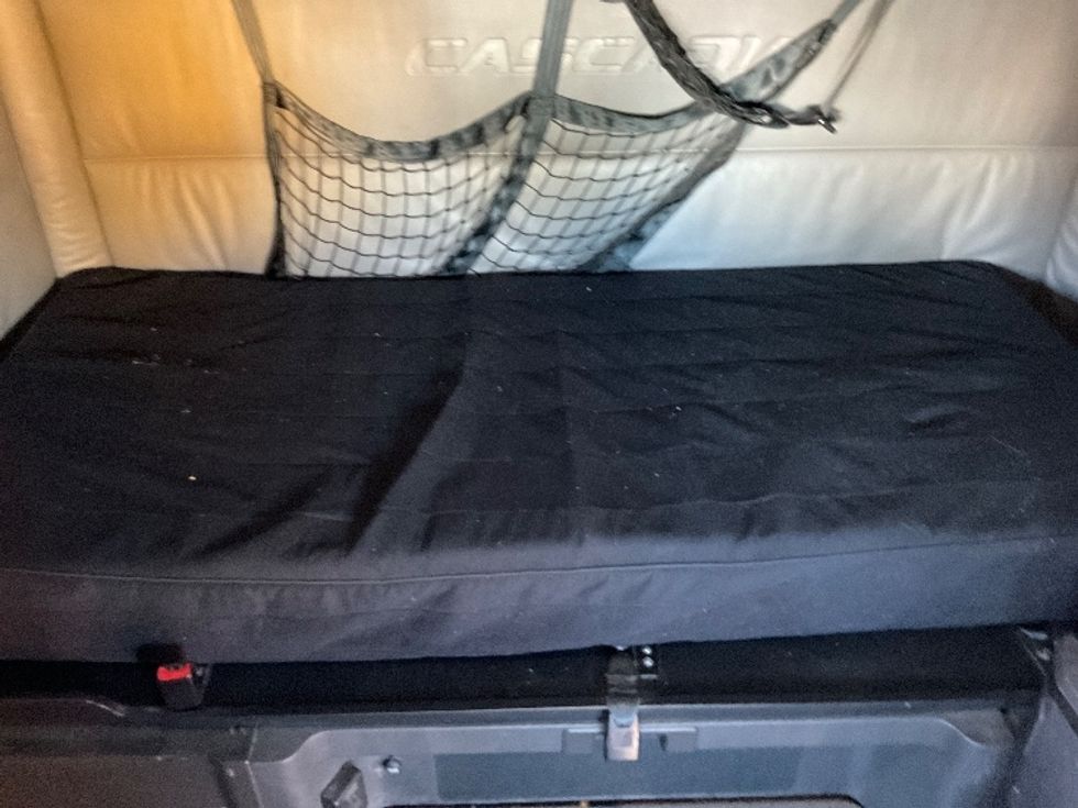 Sleeper Tractor-Heavy Duty Tractors-Freightliner-2022-T12664ST-Louisville-KY-619,340\n\t\tmiles-$ 55,000 - Image 17