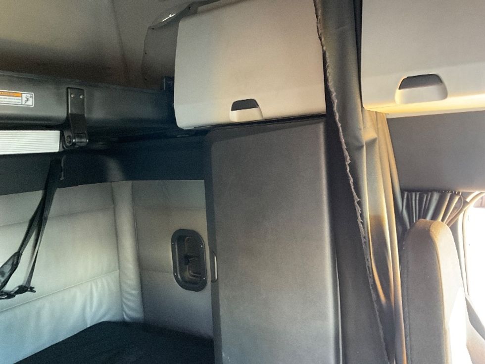 Sleeper Tractor-Heavy Duty Tractors-Freightliner-2022-T12664ST-Louisville-KY-619,340\n\t\tmiles-$ 55,000 - Image 18