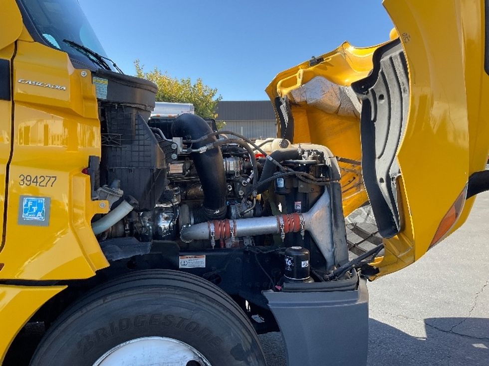 Sleeper Tractor-Heavy Duty Tractors-Freightliner-2022-T12664ST-Louisville-KY-619,340\n\t\tmiles-$ 55,000 - Image 20