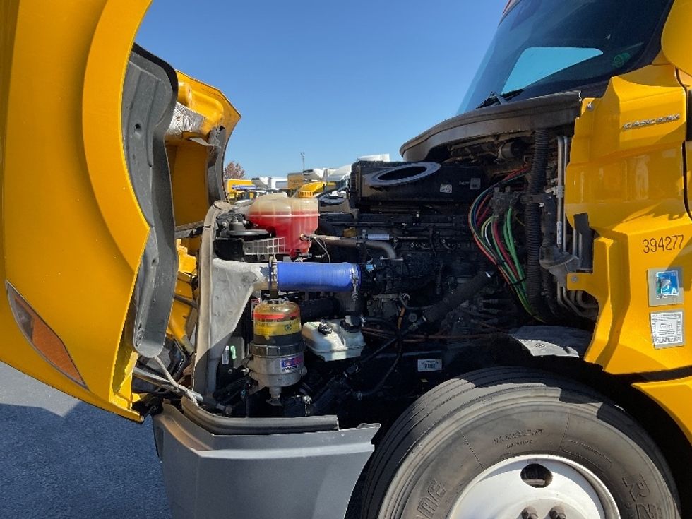 Sleeper Tractor-Heavy Duty Tractors-Freightliner-2022-T12664ST-Louisville-KY-619,340\n\t\tmiles-$ 55,000 - Image 21