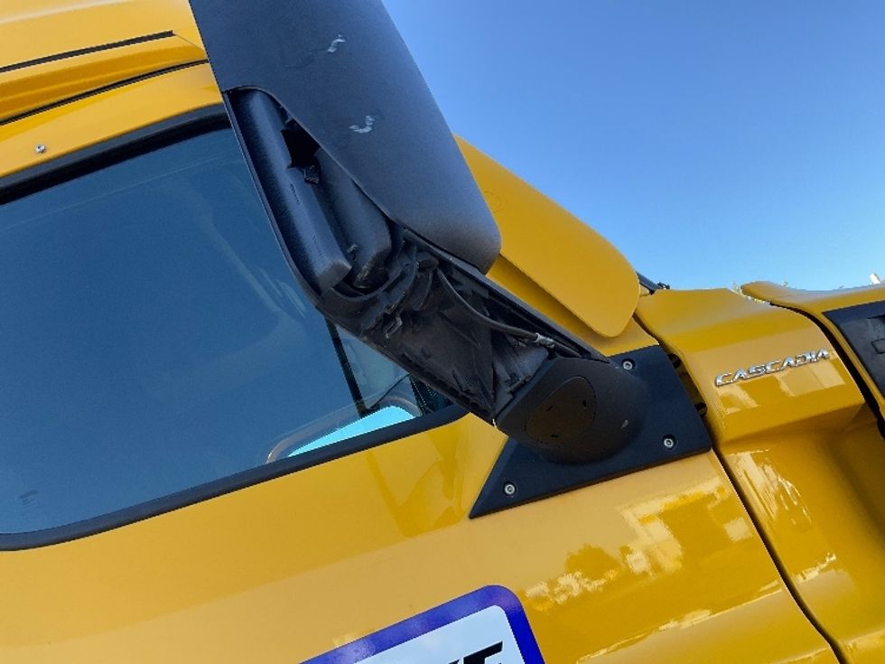 Sleeper Tractor-Heavy Duty Tractors-Freightliner-2022-T12664ST-Louisville-KY-619,340\n\t\tmiles-$ 55,000 - Image 22