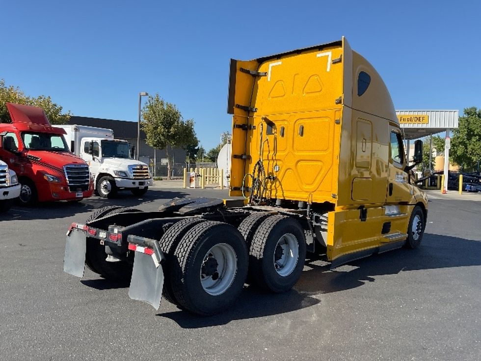 Sleeper Tractor-Heavy Duty Tractors-Freightliner-2022-T12664ST-Louisville-KY-619,340\n\t\tmiles-$ 55,000 - Image 7
