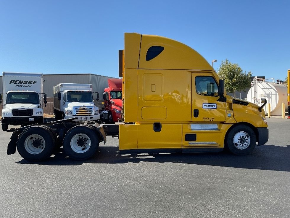 Sleeper Tractor-Heavy Duty Tractors-Freightliner-2022-T12664ST-Louisville-KY-619,340\n\t\tmiles-$ 55,000 - Image 8