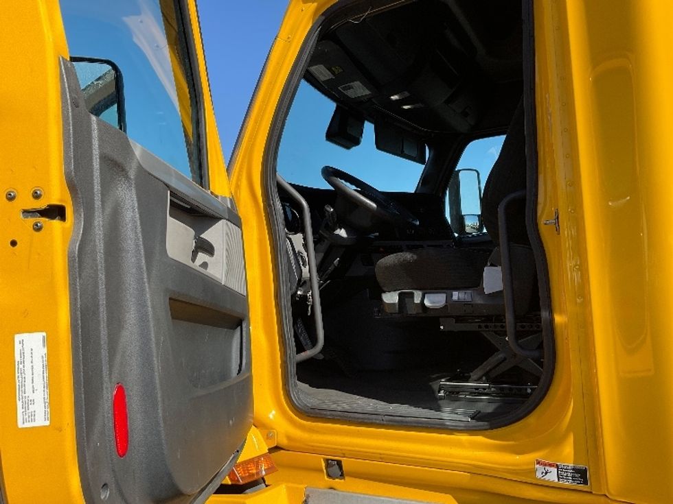 Sleeper Tractor-Heavy Duty Tractors-Freightliner-2022-T12664ST-Louisville-KY-619,340\n\t\tmiles-$ 55,000 - Image 9