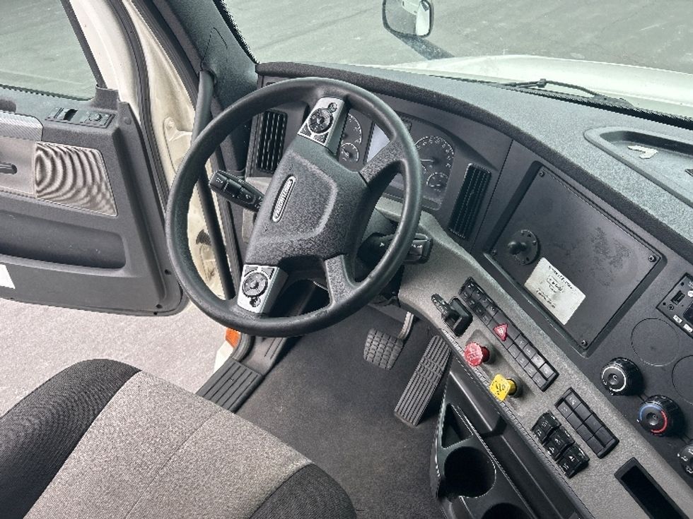 Sleeper Tractor-Heavy Duty Tractors-Freightliner-2022-T12664ST-Louisville-KY-660,551\n\t\tmiles-$ 49,500 - Image 11