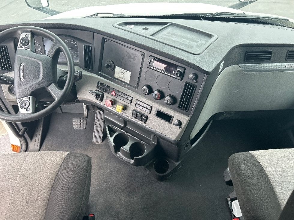 Sleeper Tractor-Heavy Duty Tractors-Freightliner-2022-T12664ST-Louisville-KY-660,551\n\t\tmiles-$ 49,500 - Image 12