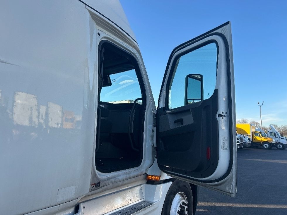 Sleeper Tractor-Heavy Duty Tractors-Freightliner-2022-T12664ST-Louisville-KY-660,551\n\t\tmiles-$ 49,500 - Image 13