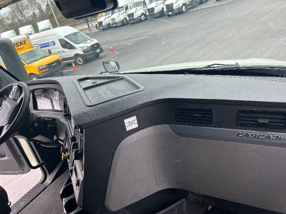 Sleeper Tractor-Heavy Duty Tractors-Freightliner-2022-T12664ST-Louisville-KY-660,551\n\t\tmiles-$ 49,500 - Image 14