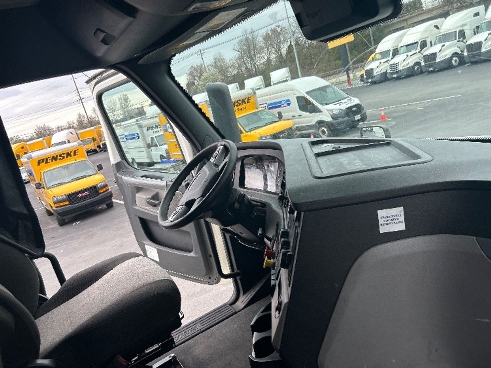 Sleeper Tractor-Heavy Duty Tractors-Freightliner-2022-T12664ST-Louisville-KY-660,551\n\t\tmiles-$ 49,500 - Image 15