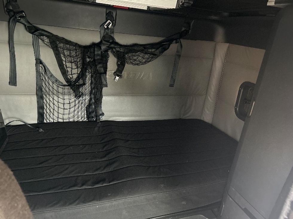 Sleeper Tractor-Heavy Duty Tractors-Freightliner-2022-T12664ST-Louisville-KY-660,551\n\t\tmiles-$ 49,500 - Image 16