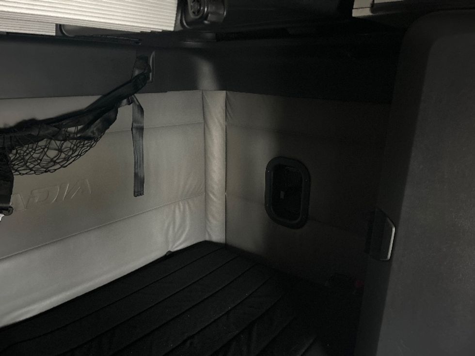 Sleeper Tractor-Heavy Duty Tractors-Freightliner-2022-T12664ST-Louisville-KY-660,551\n\t\tmiles-$ 49,500 - Image 17