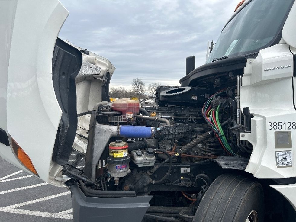 Sleeper Tractor-Heavy Duty Tractors-Freightliner-2022-T12664ST-Louisville-KY-660,551\n\t\tmiles-$ 49,500 - Image 18