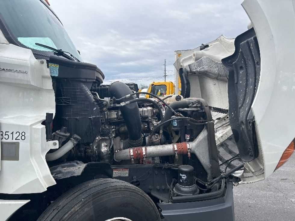 Sleeper Tractor-Heavy Duty Tractors-Freightliner-2022-T12664ST-Louisville-KY-660,551\n\t\tmiles-$ 49,500 - Image 19