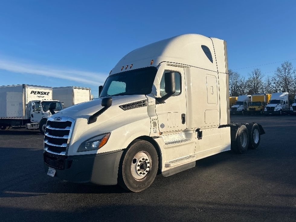 Sleeper Tractor-Heavy Duty Tractors-Freightliner-2022-T12664ST-Louisville-KY-660,551\n\t\tmiles-$ 49,500 - Image 3