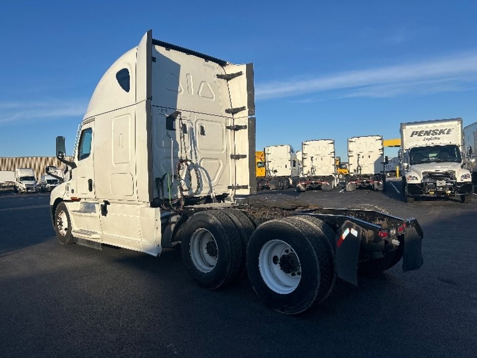 Sleeper Tractor-Heavy Duty Tractors-Freightliner-2022-T12664ST-Louisville-KY-660,551\n\t\tmiles-$ 49,500 - Image 5