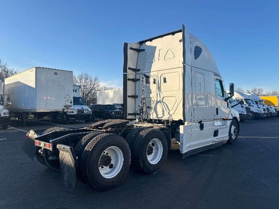 Sleeper Tractor-Heavy Duty Tractors-Freightliner-2022-T12664ST-Louisville-KY-660,551\n\t\tmiles-$ 49,500 - Image 7