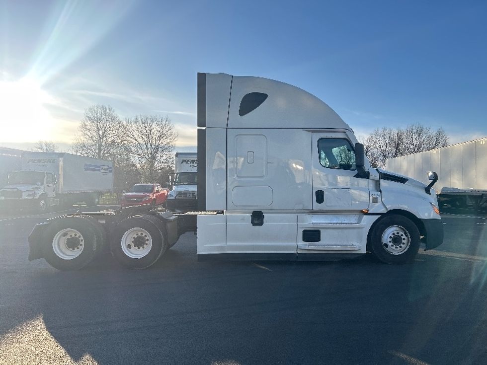Sleeper Tractor-Heavy Duty Tractors-Freightliner-2022-T12664ST-Louisville-KY-660,551\n\t\tmiles-$ 49,500 - Image 8