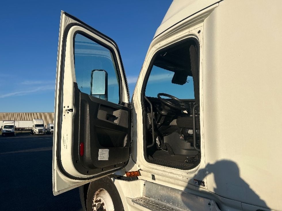 Sleeper Tractor-Heavy Duty Tractors-Freightliner-2022-T12664ST-Louisville-KY-660,551\n\t\tmiles-$ 49,500 - Image 9