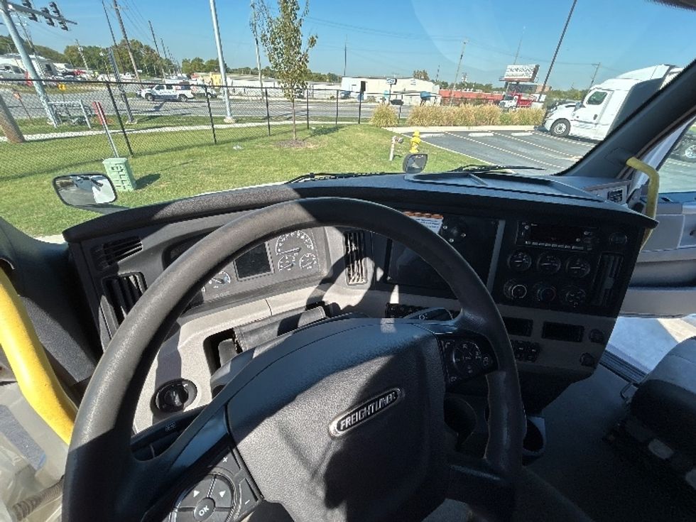 Sleeper Tractor-Heavy Duty Tractors-Freightliner-2022-T12664ST-Lowell-AR-385,072\n\t\tmiles-$ 91,250 - Image 10
