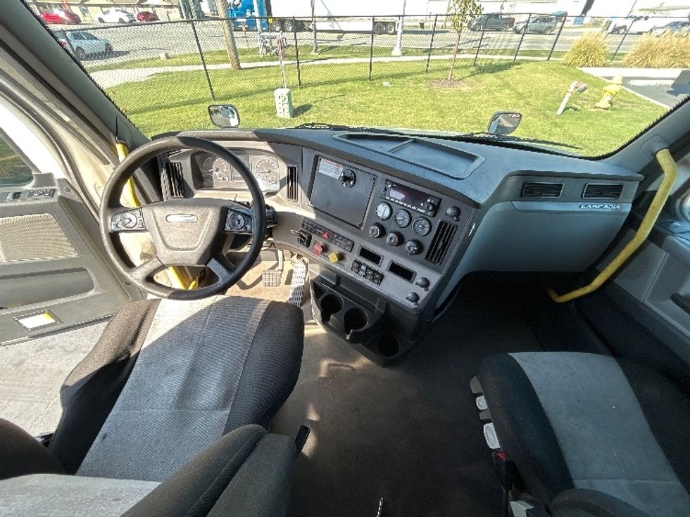 Sleeper Tractor-Heavy Duty Tractors-Freightliner-2022-T12664ST-Lowell-AR-385,072\n\t\tmiles-$ 91,250 - Image 11