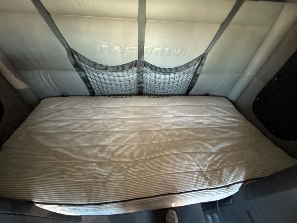 Sleeper Tractor-Heavy Duty Tractors-Freightliner-2022-T12664ST-Lowell-AR-385,072\n\t\tmiles-$ 91,250 - Image 15