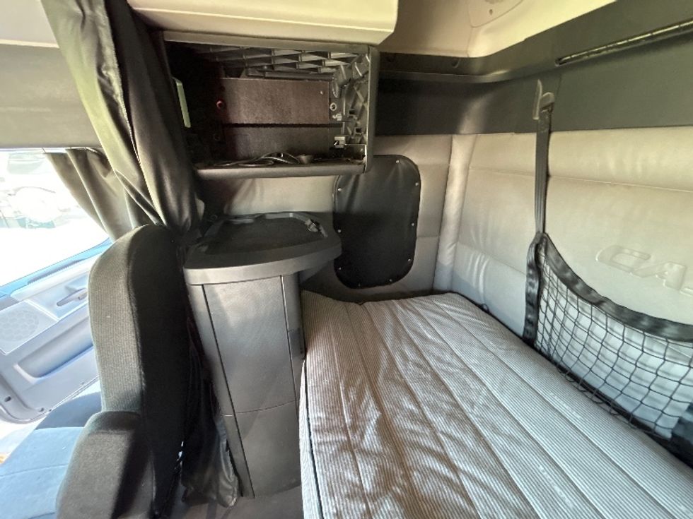 Sleeper Tractor-Heavy Duty Tractors-Freightliner-2022-T12664ST-Lowell-AR-385,072\n\t\tmiles-$ 91,250 - Image 17