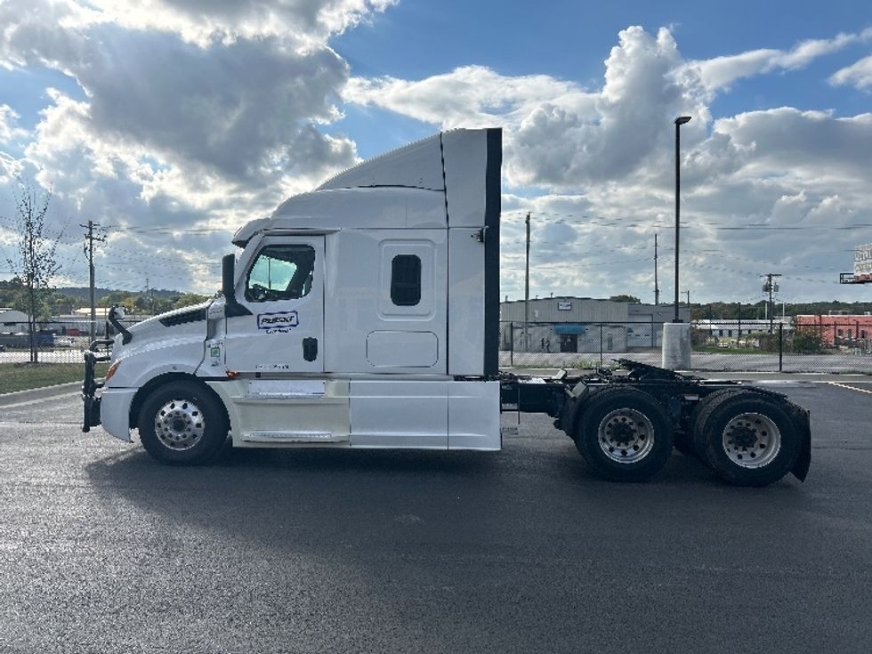 Sleeper Tractor-Heavy Duty Tractors-Freightliner-2022-T12664ST-Lowell-AR-385,072\n\t\tmiles-$ 91,250 - Image 4